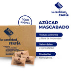 Caja con 1,000 sobres de azúcar mascabado Dilox: textura uniforme, sabor dulce y disolución homogénea