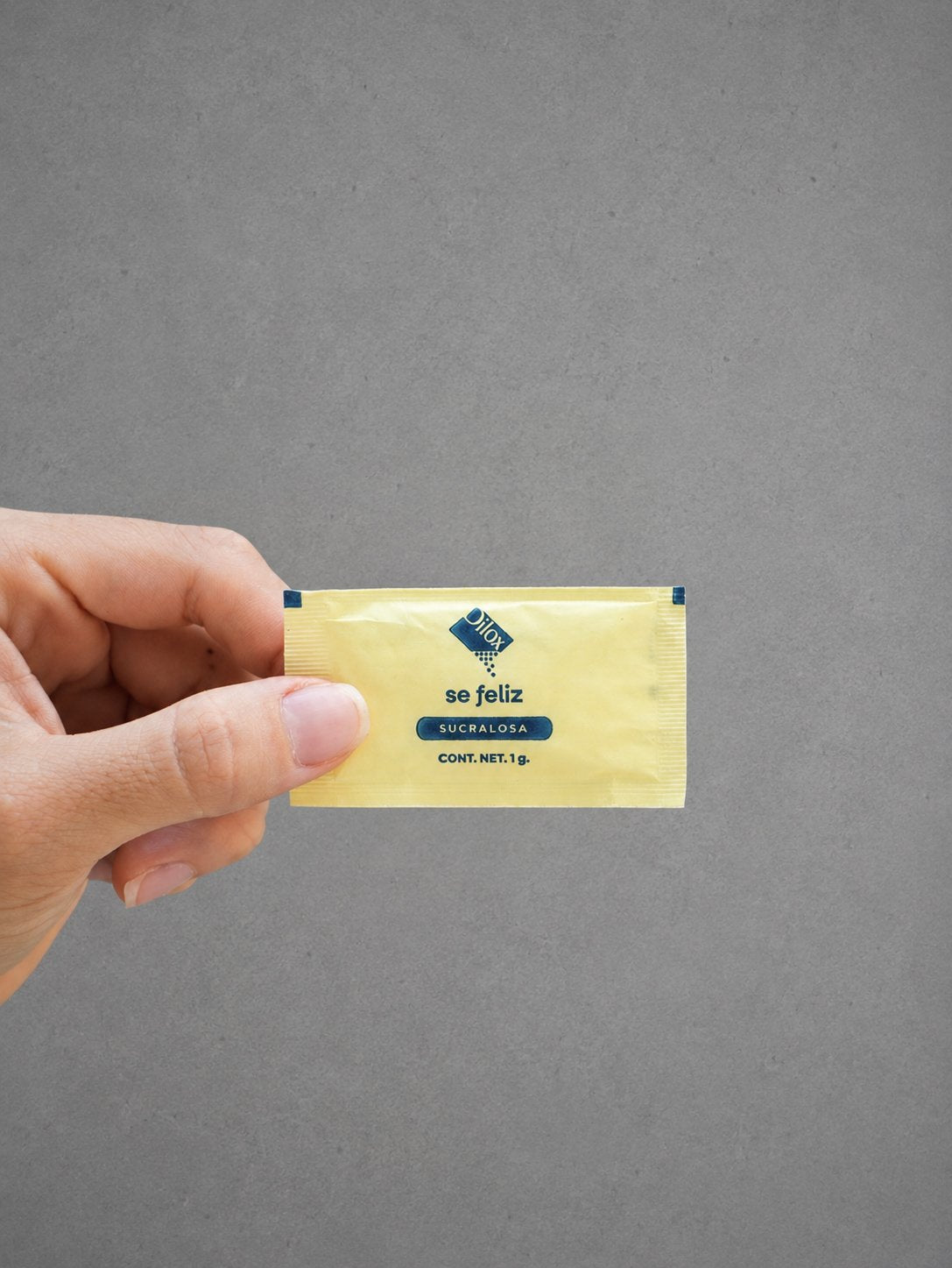Sobre de sucralosa Dilox en mano