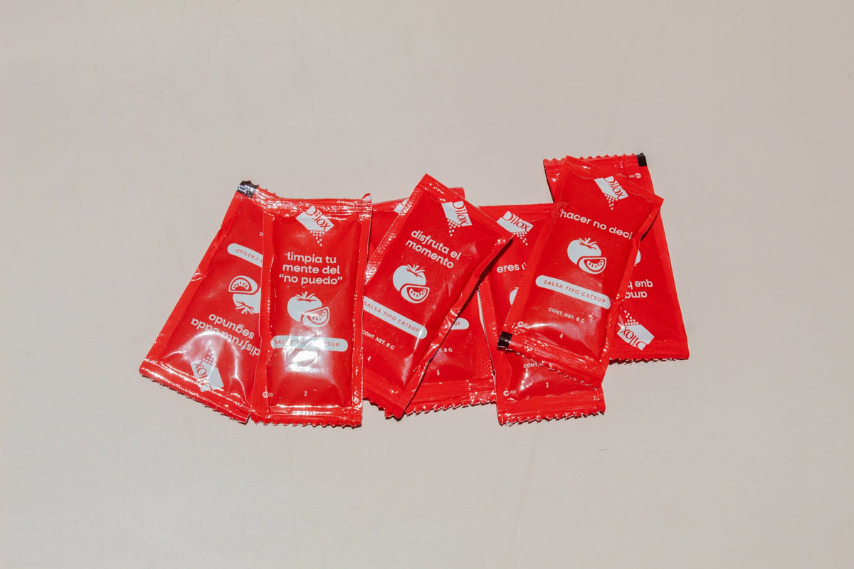 Sobres rojos de salsa tipo catsup Dilox para restaurantes